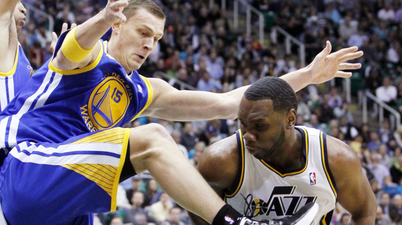 Andris Biedriņš aizsardzībā - tā ir viņa vieta NBA.

Foto: AP/Scanpix