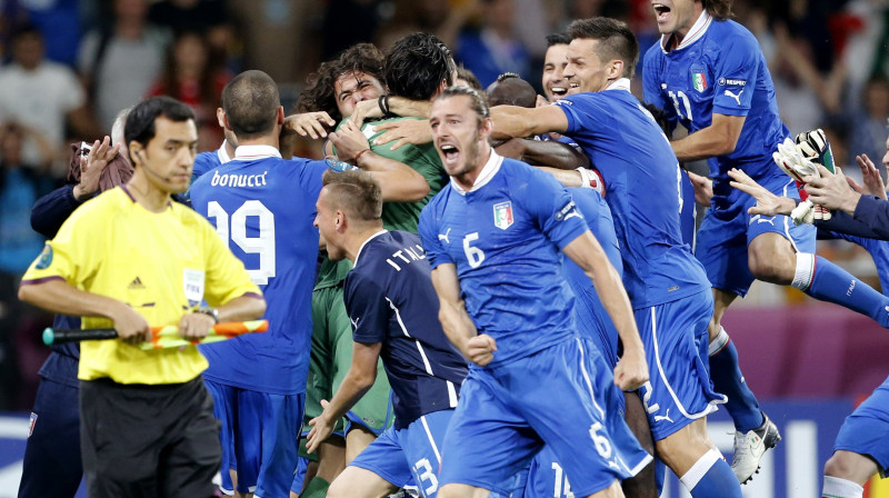 Itālija līksmo par iekļūšanu EČ pusfinālā
Foto: AP/Scanpix