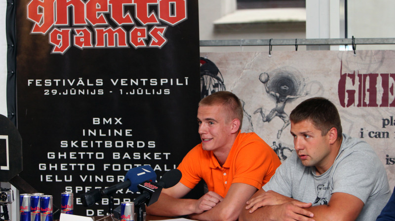"Ghetto Games festivāla Ventspilī" preses konferencē Kristaps Dārgais (no kreisās) un Raimonds Elbakjans
Foto: Renārs Buivids
