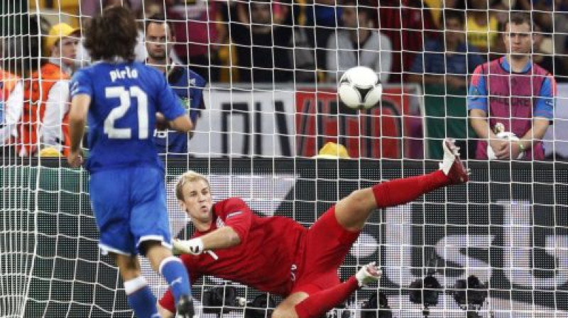 Andrea Pirlo viegli apspēlē Džo Hārtu
Foto: AP/Scanpix