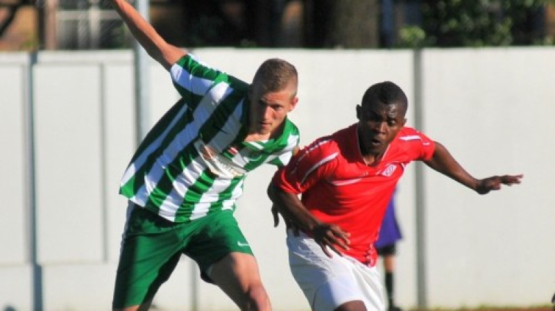 Perspektīvais Mārtiņš Milašēvičs pret vienu no diviem palikušajiem leģionāriem "Spartaka" sastāvā Hosē Mesu
Foto: Romualds Vambuts