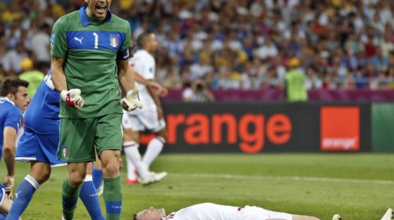 Džanluidži Bufons priecājas par Veina Rūnija neveiksmi
Foto: AP/Scanpix