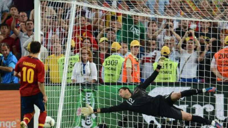 Fransesks Fabregass trāpīja izcili apakšējā stūrī
Foto: AFP/Scanpix