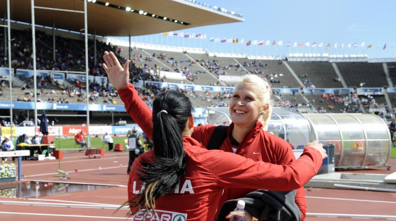 Kamēr Madarai sektorā bija jāiet vienai, Līnai (no kreisās) un Sintai tur bija draudzīgs plecs.
Foto: Romāns Kokšarovs, "Sporta Avīze"