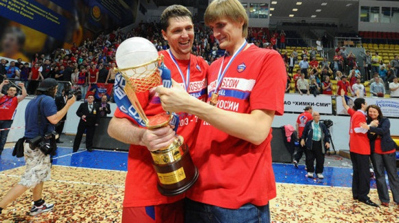 Andrejs Kiriļenko (no labās) un Viktors Hrjapa pēc CSKA uzvaras Krievijas čempionātā 2012. gada 19. maijā
Foto: ITAR-TASS/Scanpix
