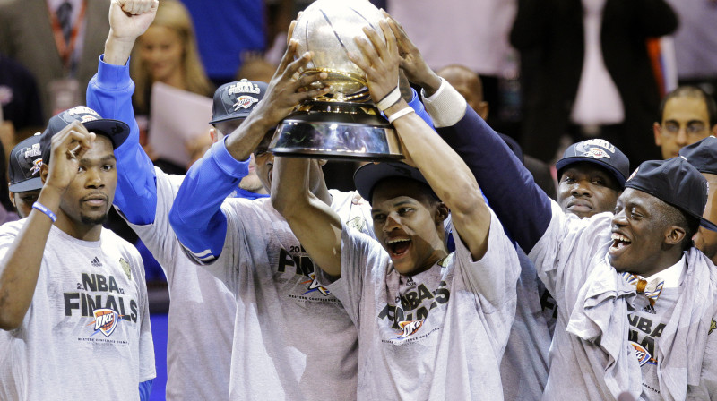 Aizvadītās sezonas Rietumu čempionvienības "Thunder" kodols nākamajā sezonā tiks saglabāts
Foto: AP/Scanpix