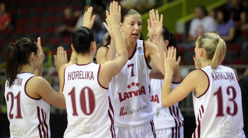 Zane Tamane, Ieva Krastiņa, Anete Horelika, Kristīne Kārkliņa un Liene Jansone spēlē pret Grieķiju
Foto: Romāns Kokšarovs, "Sporta Avīze", f64