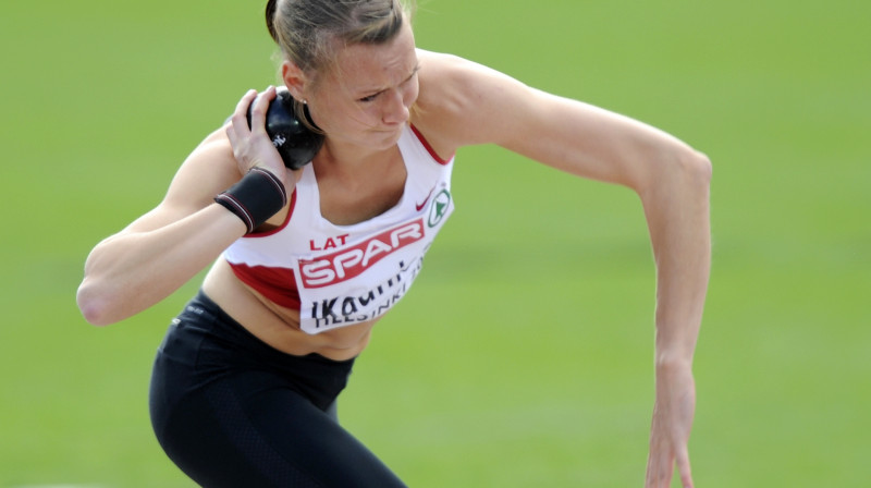 Abām Latvijas septiņcīņiecēm "iegrieza" lodes grūšana.
Foto: Romāns Kokšarovs, "Sporta Avīze"