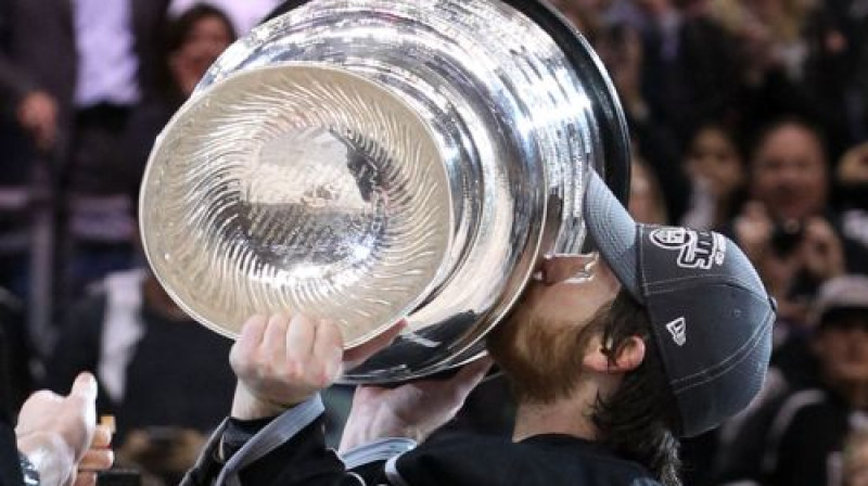 Džonatans Kviks skūpsta Stenlija kausu
Foto: AFP/Scanpix