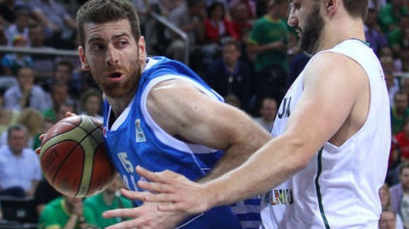 Uzbrucējs Lins Kleiza aizsardzībā pret Grieķijas spēlētāju Kostu Kaimakoglu pārbaudes spēlē Kauņā
Foto: AFP/Scanpix