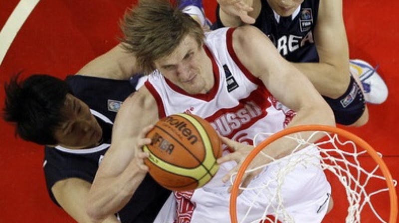 Krievijas uzbrucējs Andrejs Kiriļenko korejiešu ielenkumā
Foto: AP/Scanpix