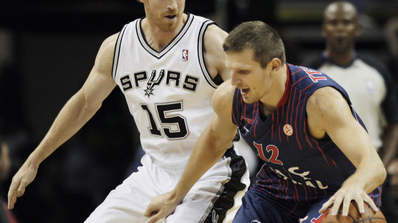 Mirza Teletovičs (ar bumbu) 2010. gadā "Caja Laboral" rindās aizvadīja pārbaudēs spēli pret Sanantonio "Spurs"
Foto: AP/Scanpix