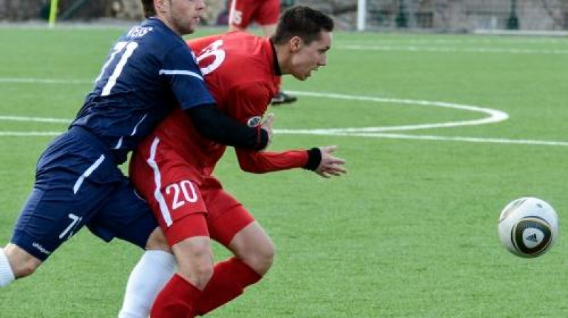 Pretinieks Dmitriju Borisovu (pa labi) apķēris ar rokām
Foto: fctrans.ee