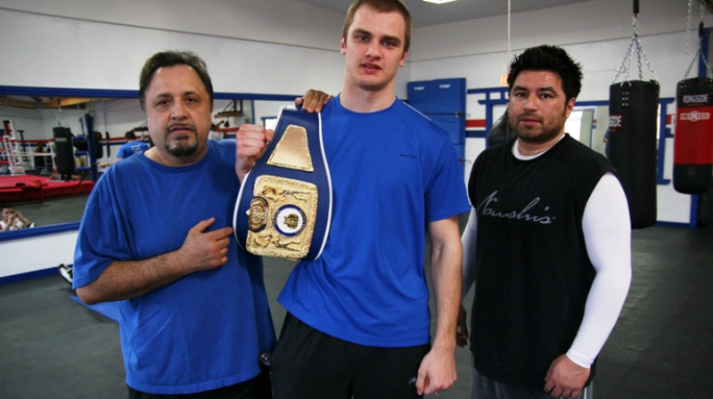Roberts Jēkabsons pēc uzvaras prestižajā Čikāgas "Golden Gloves". 

Foto: cyberboxingzone.com