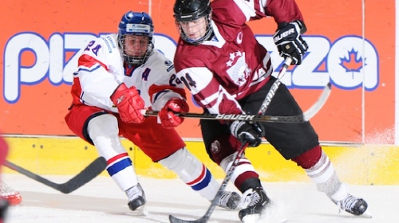 Ņikita Jevpalovs cīņā par ripu.
Foto: iihf.com