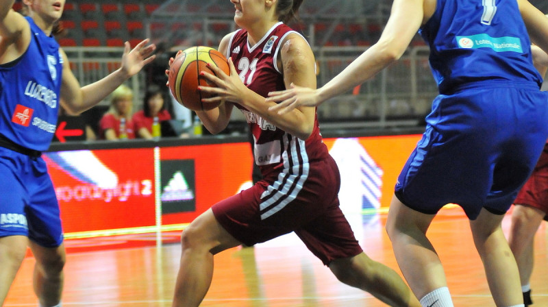 Ieva Krastiņa: Luksemburgas izlases asā aizsardzība nebija pārāk augsts šķērslis. 
Romualds Vambuts