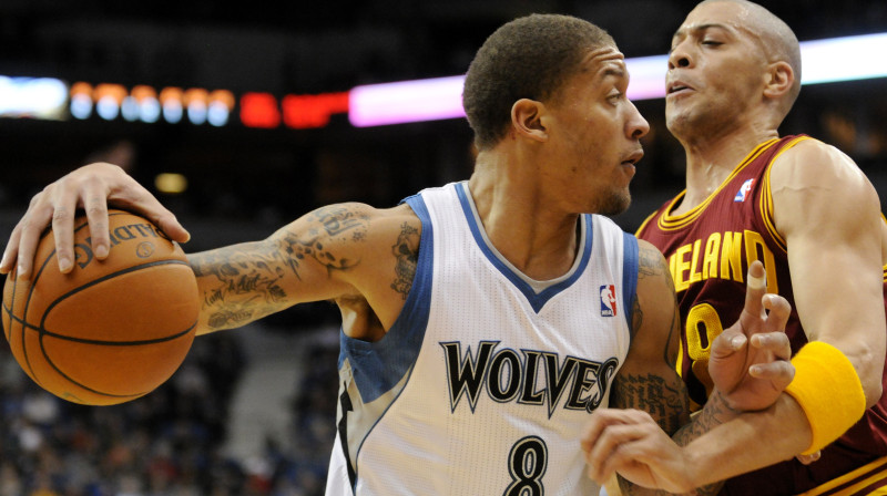 Maikls Bīzlijs cenšas apspēlēt Entoniju Pārkeru
Foto: AP/Scanpix