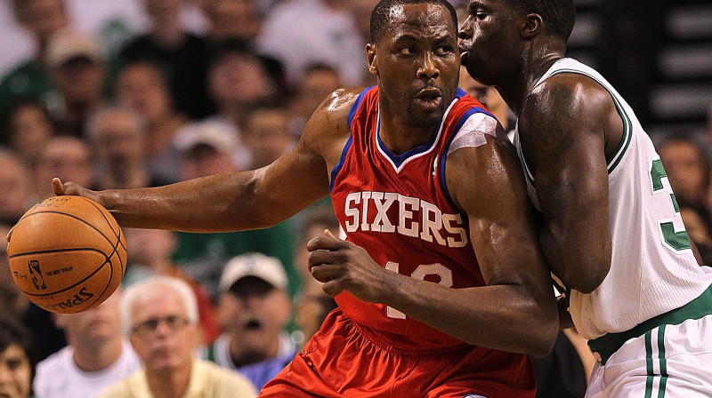 "76ers" nolēmusi amnestēt divkārtējo NBA "All-Star" spēlētāju Eltonu Brendu
Foto: AFP/Scanpix