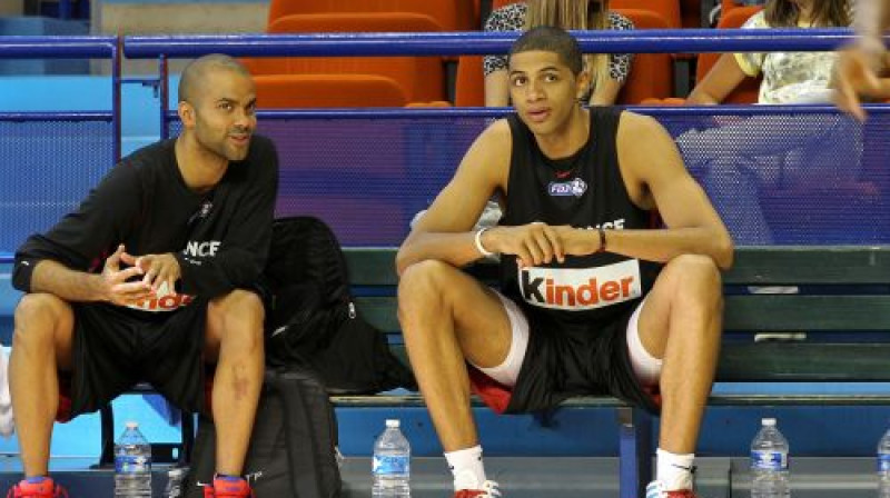 Tonijs Pārkers un Nikolā Batums
Foto: AFP/Scanpix