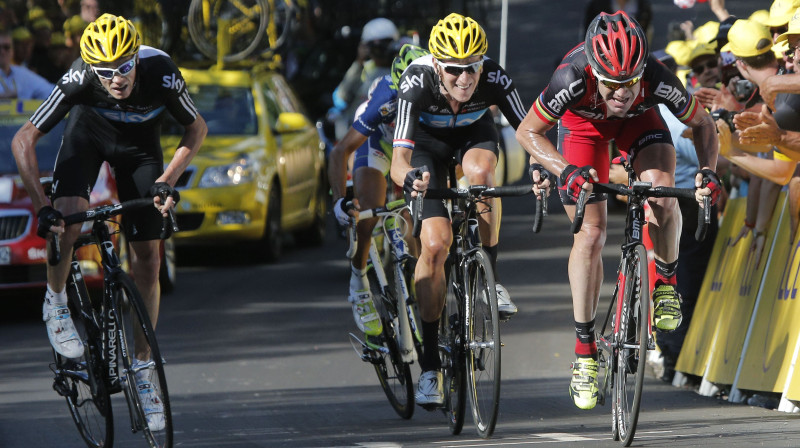 Kriss Frūms (pirmais no kreisās) finiša spurtā apsteidz Keidelu Evansu (pirmais no labās) 
Foto: AP/Scanpix