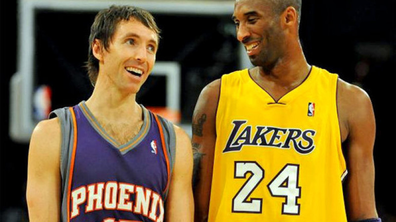 Stīvs Nešs un Kobe Braients turpmāk spēlēs vienā komandā. Foto: Harry How, latimes.com