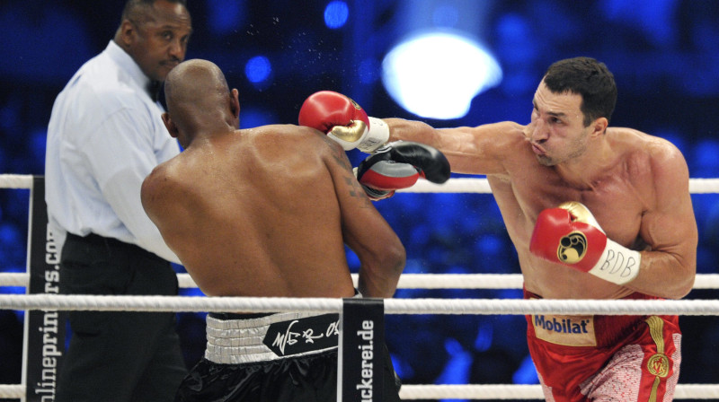 Vladimirs Kļičko izdara sitienu Tonijam Tompsonam
Foto: AP/Scanpix