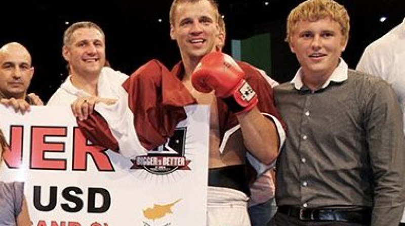 Mairis Briedis (centrā)
Foto: biggersbetterboxing.com