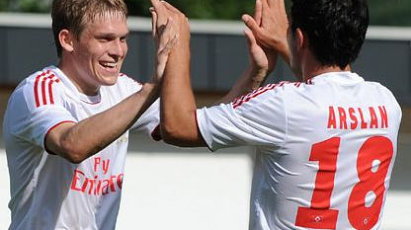 Artjomu Rudņevu pēc vārtu guvuma apsveic komandas biedrs Tolgajs Arslans (Foto: hsv.de)