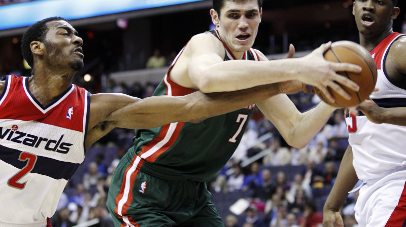 Ersans Iljasova (centrā) cīņā par bumbu ar "Wizards" aizsargu Džonu Volu
Foto: AP/Scanpix