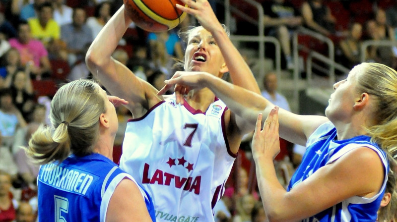 Zane Tamane: divi Latvijas valstsvienības rekordi - 24 atlēkušās bumbas, tai skaitā 11 pie sāncenšu groza.
Foto: Romualds Vambuts