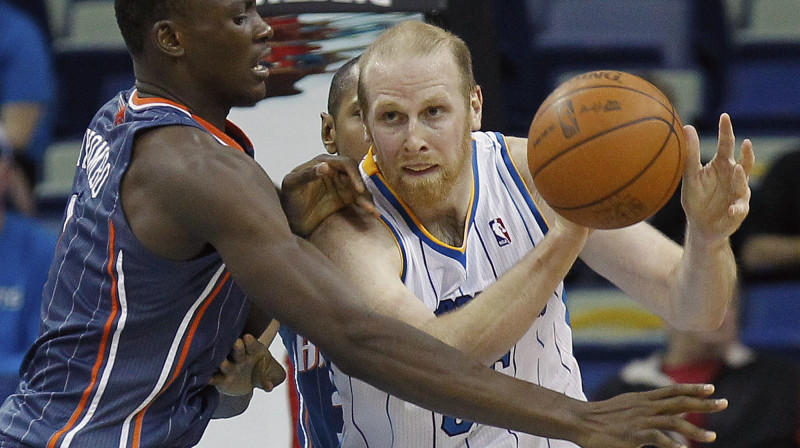 Kriss Keimans cīņā pret "Bobcats" centru Bismaku Bijombo
Foto: AP/Scanpix
