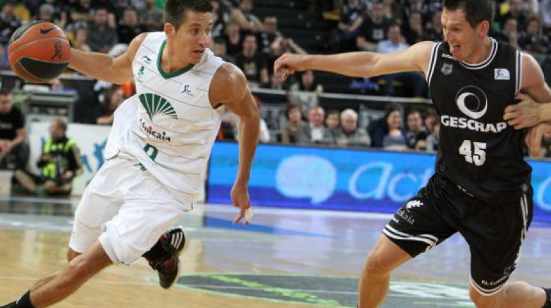 Kristaps Valters un Jānis Blūms - abi pagājušajā sezonā spēlēja Eirolīgā. Pagaidām vietu Eirolīgā uz nākamo sezonu ir atradis Blūms, bet Valters vēl ir brīvais aģents.
Foto: EFE