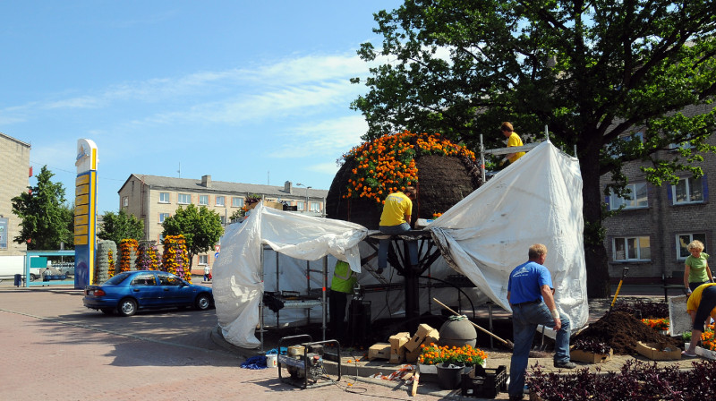 Ziedu skluptūra "Basketbola bumba" vēl top!
foto;ventspils.lv