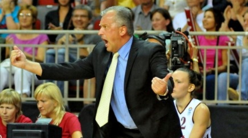 Latvijas sieviešu basketbola valstsvienības galvenais treneris Aigars Nerips sekmēja iekļūšanu piektajā Eiropas finālturnīrā pēc kārtas
Foto: Romualds Vambuts, Sportacentrs.com
