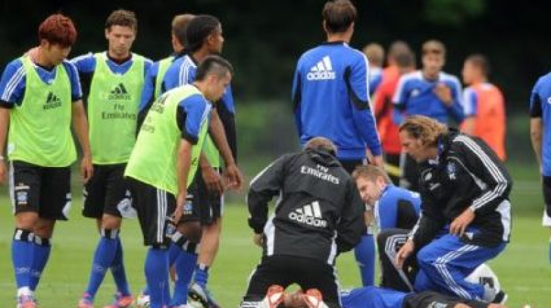 Laukumā tiek aprūpēts asiņojošais Arslans
Foto: Witters