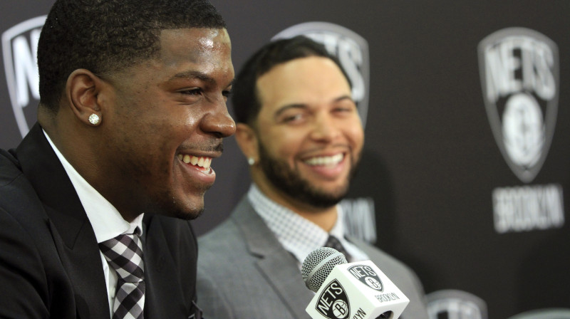 Džo Džonsons (priekšplānā) un Derons Viljamss nākamajā sezonā veidos "Nets" aizsargu duetu 
Foto: AP/Scanpix