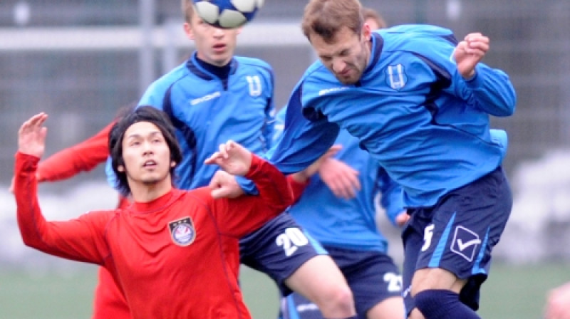 "Jūrmalas" kreisās malas aizsargs Ingus Šlampe (pa labi) cīņā ar "Skonto" centra pussargu Minori Sato (pa kreisi)
Foto: R.Kokšarovs (f64)