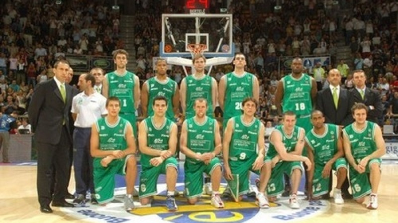 Pēdējā "Benetton" komanda, kas kļuva par Itālijas čempioniem. Ernests Kalve pirmajā spēlētāju rindā pirmais no kreisās.
Foto: legabasket.it