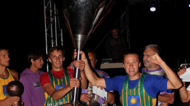 Toms Vanags un Ingars Ivanovs ar "Saulkrastu kokteiļa" ceļojošo trofeju
Foto: Renārs Buivids