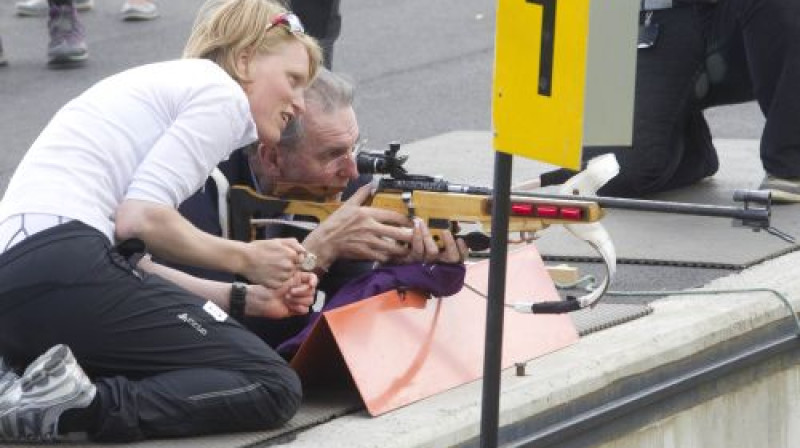 Norvēģu biatloniste Tūra Bergere instruē Žaku Rogi lietot biatlona šaujamieroci
Foto: Reuters/Scanpix