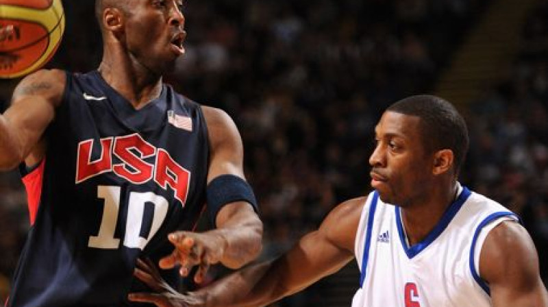 Kobe Braients un kādreizējais BK "Ventspils" spēlētājs Maiks Lenzlijs 
Foto: AFP