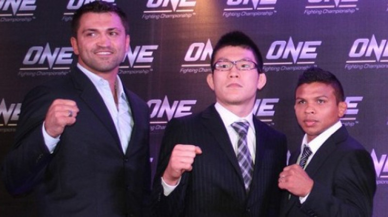 One FC jaunieguvumi - Andrejs Arlovskis (no kreisās), Šinja Aoki un Fibiano Frenandes
Foto: mmajunkie.com