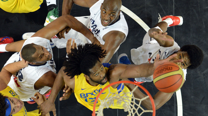 Vašingtonas "Wizards" brazīliešu centrs Nene cīņā zem groza 
Foto: AFP/Scanpix