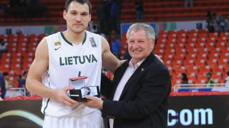 Jons Mačulis (pa kreisi)
Foto: london2012.fiba.com