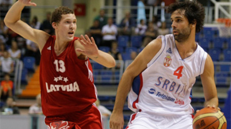 Jānis Strēlnieks iepriekšējā pārbaudes spēlē pret Serbijas izlases līderi Milošu Teodosiču.
Foto: kss.rs