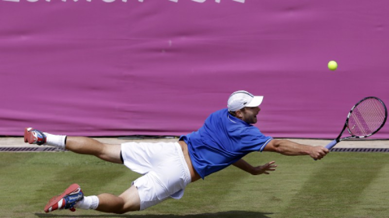 Endijs Rodiks šodien bija ģērbies ļoti patriotiski (pievērst uzmanību apaviem), bet spēlē cīnījās par katru bumbiņu
Foto: AP/Scanpix