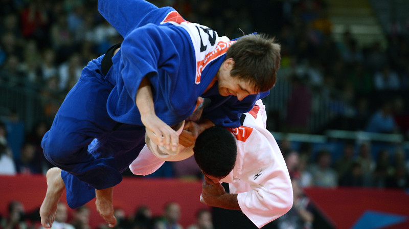 Konstantīns Ovčiņņikovs (zilajā tērpā)
Foto: AFP/Scanpix