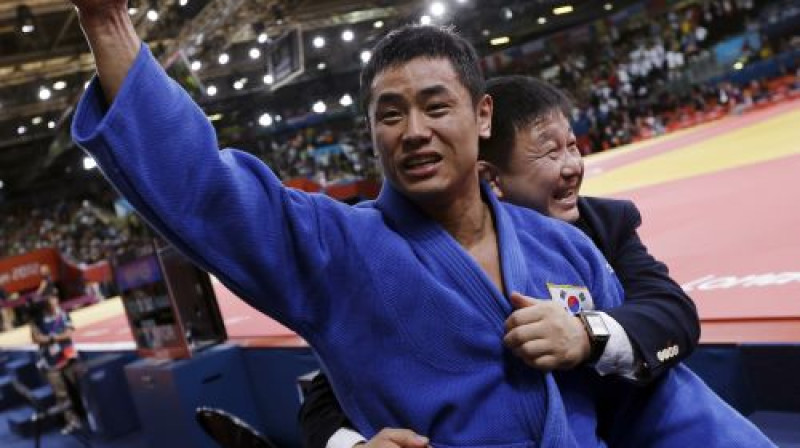 Čempions kopā ar savu treneri
Foto: AP/Scanpix