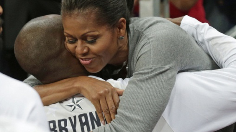 Kobe Braients nonācis ASV pirmās lēdijas Mišelas Obamas apskāvienos
Foto: AP/Scanpix