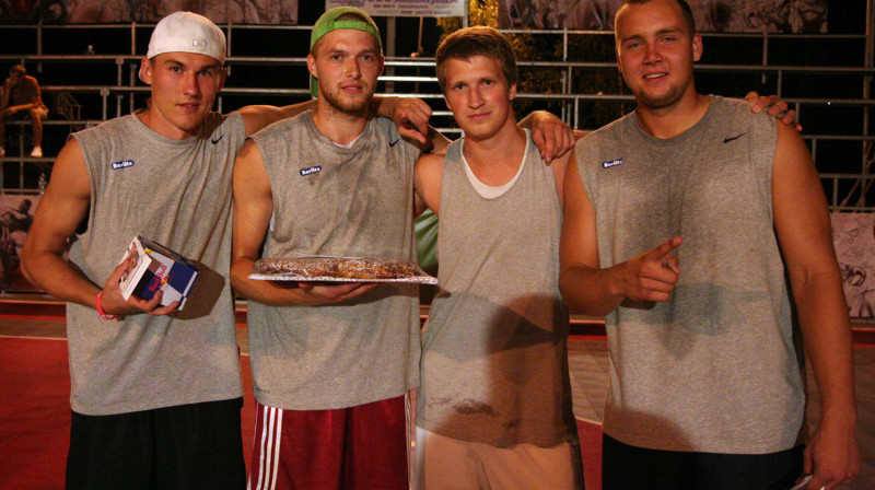 2. augusta "Ghetto Basket" čempioni "Berlitz" - Mārtiņš Motivāns (no kreisās), Jānis Antrops, Oskars Kalējs, Armands Seņkāns
Foto: Renārs Buivids